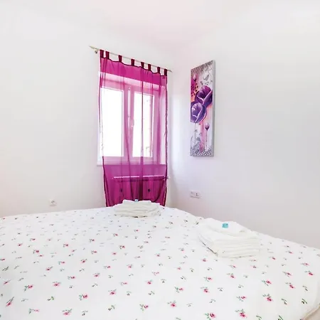 3 Bedroom Lovely In Bregi Hébergement de vacances *