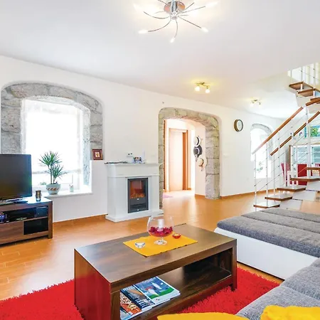 Luxurious In Bregi