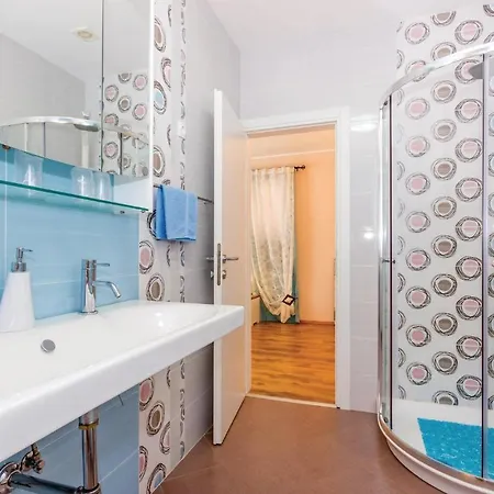 Vakantiehuis 3 Bedroom Lovely In Bregi *