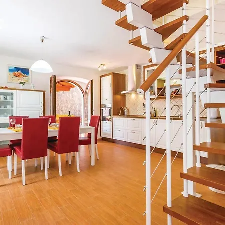 3 Bedroom Lovely In Bregi Vakantiehuis
