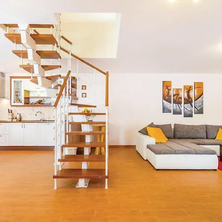 Vakantiehuis 3 Bedroom Lovely In Bregi Opatija