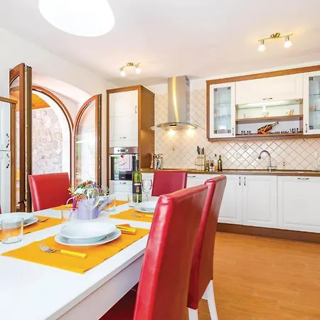 Vakantiehuis 3 Bedroom Lovely In Bregi *