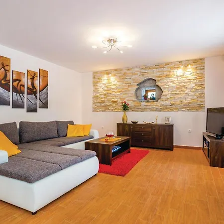 Vakantiehuis 3 Bedroom Lovely In Bregi Opatija