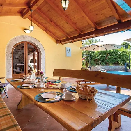 Vakantiehuis 3 Bedroom Lovely In Bregi